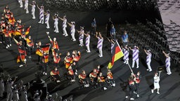 Das Team Deutschland kommt zu der Eröffnungsfeier ins Olympiastadion. Die Fahnenträger des Teams Mareike Miller (Rollstuhlbasketball) und Michael Teuber (Paracycling) tragen die deutsche Fahne © dpa Foto: Karl-Josef Hildenbrand