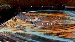 Künstler performen bei der Eröffnungszeremonie der Paralympischen Spiele 2020 im Olympia-Stadion in Tokio. © dpa-Bildfunk Foto:  Marcus Brandt