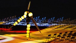 Künstler performen bei der Eröffnungszeremonie der Paralympischen Spiele 2020 im Olympia-Stadion in Tokio. © IMAGO / GEPA pictures Foto: Matic Klansek