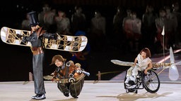 Die Künstler performen bei der Eröffnungsfeier der Paralympischen Spiele 2020 in Olympiastadion © picture alliance / ASSOCIATED PRESS Foto: Kota Kawasaki
