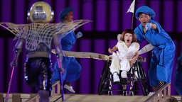 Künstler performen bei der Eröffnungszeremonie der Paralympischen Sommerspiele 2020 in Olympiastadion
©  picture alliance / ASSOCIATED PRESS Foto: Shohei Izumi