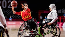 Die chinesische Rollstuhlbasketballerin Tonglei Zhang (l.) in Aktion gegen die Algerierin Dahbia Semati. © IMAGO / Beautiful Sports