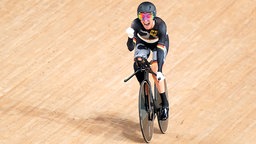 Die deutsche Para-Radsportlerin Denise Schindler jubelt über Bronze. © picture alliance / empics | Tim Goode 