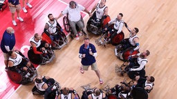 Das USA-Rollstuhlrugby-Team bildet einen Kreis vor dem Spiel gegen Neuseeland © picture alliance / ASSOCIATED PRESS Foto: Koji Ito