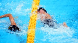 Die niederländische Para-Schwimmerin Liesette Bruinsma (r.) bei der Qualifikation über 400 m Freistil. © picture alliance / empics | John Walton
