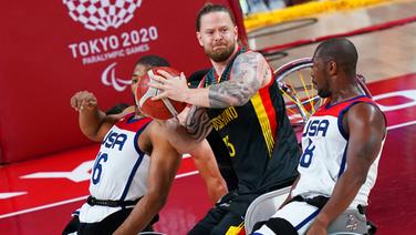 Der deutsche Rollstuhlbasketball-Spieler Joseph Bestwick (M.) kämpft gegen die US-Amerikaner Trevon Jenifer (l.) und Brian Bell um den Ball. © dpa-Bildfunk Foto: Marcus Brandt/dpa