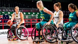 Die deutsche Rollstuhlbasketball-Spielerin Lena Knippelmeyer (l.) in Aktion gegen Australien. © IMAGO / Beautiful Sports 