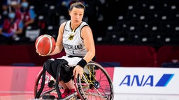 Die deutsche Rollstuhlbasketball-Spielerin Anne Patzwald in Aktion © IMAGO / Beautiful Sports 