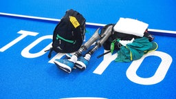 Prothesen eines Athleten liegen auf dem Boden während der Schwimmwettkämpfe bei den Paralympischen Spielen in Tokio 2020. © IMAGO / SNA Foto:  Ilya Pitalev