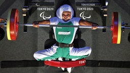 Latifat Tijani aus Nigeria hebt 107 Kilogramm im 45-Kilogramm-Finale der Frauen bei den Paralympics und gewinnt Gold. © picture alliance / Kyodo Foto: Kyodo