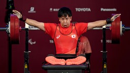 Der japanische Paralympische Gewichtheber Tomohiro Kose bläst seine Wangen vor dem Wettkampf auf. © picture alliance / empics Foto: Tim Goode