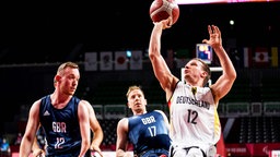 Der deutsche Rollstuhlbasketballer Jens Albrecht (r.) in Aktion gegen Großbritannien © IMAGO / Beautiful Sports