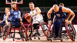 Der deutsche Rollstuhlbasketballer Jens Albrecht (2.v.l.) in Aktion gegen Großbritanniens Harrison Brown (l.). © IMAGO / Beautiful Sports 