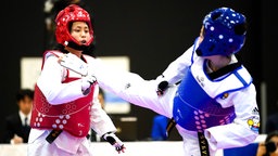Para-Taekwondo: Die Japanerinnen Mai Nagumo (l.) und  Shoko Ota während eines Kampfes © imago images/AFLOSPORT 
