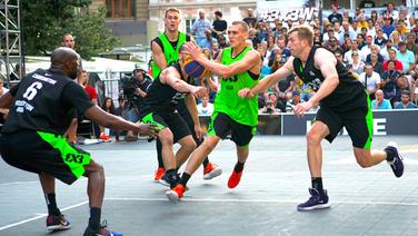 Basketballer bei einer Partie in der 3x3-Variante © imago images / Xinhua 