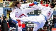 Karate-Kämpferinnen während eines Kampfes © imago images/GEPA pictures 