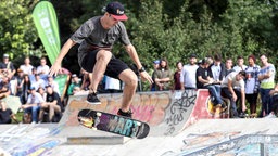 Ein Skateboarder zeigt einen Trick. © imago/GEPA pictures 