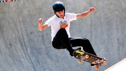 Ein Skateboarder zeigt einen Trick. © imago images / Action Plus 