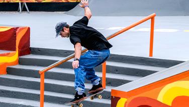 Ein Skateboarder zeigt einen Trick. © imago images/Fotoarena 