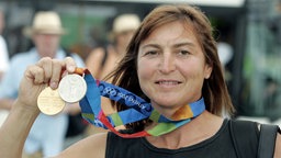Kanutin Birgit Fischer zeigt ihre Olympia-Medaillen aus Athen. © picture alliance/augenklick Foto: ROTH/AUGENKLICK