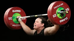 Laurel Hubbard stemmt ein Gewicht in die Höhe. © picture alliance/dpa/AP | Mark Schiefelbein 