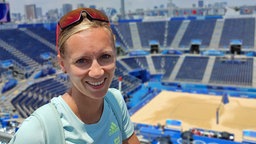 Sportpsychologin Nadine Volkmer im Beachvolleyball-Stadion bei den Olympischen Spielen in Tokio. © privat/Nadine Volkmer 