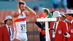Disqualifikation von Zehnkämpfer Jürgen Hingsen bei den Olympischen Spielen in Seoul 1988 © Picture Alliance/Werek Foto: Werek