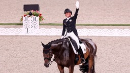 Die deutsche Dressur-Reiterin Jessica von Bredow-Werndl und ihr Pferd Dalera © dpa-Bildfunk Foto: Friso Gentsch/dpa