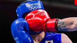 Die japanische Boxerin Sena Irie kann einen Schlag der Rumänin Maria Nechita nicht abwehren. © picture alliance