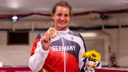 Die deutsche Judoka Anna-Maria Wagner präsentiert ihre Bronzemedaille. © IMAGO / Moritz Müller