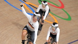 Das deutsche Bahnrad-Team der Frauen feiert den Weltrekord. © dpa-bildfunk 