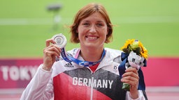 Kristin Pudenz aus Deutschland freut sich mit Silbermedaille bei der Siegerehrung © dpa-bildfunk Foto: Michael Kappeler