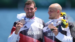 Sebastian Brendel (l) und Tim Hecker aus Deutschland mit Bronzemedaille bei der Siegerehrung
© dpa-Bildfunk Foto: Jan Woitas