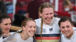 Das deutsche Bahnrad Team der Frauen jubelt über Gold. © dpa-bildfunk 