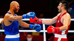 Die beiden Boxer Frazer Edward Clarke (Großbritannien) und Bakhodir Jalolov (Usbekistan) fallen sich in die Arme. © IMAGO / PanoramiC