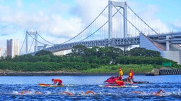 Die Freiwasser-Schwimmerinnen beim Finale über 10 Kilometer vor der Rainbow Bridge in Tokio. © IMAGO / Xinhua