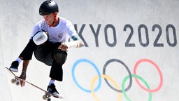 Der deutsche Skateboard Tyler Edtmayer springt in der Bowl mit gebrochenem Arm © dpd-bildfunk Foto: Marijan Murat